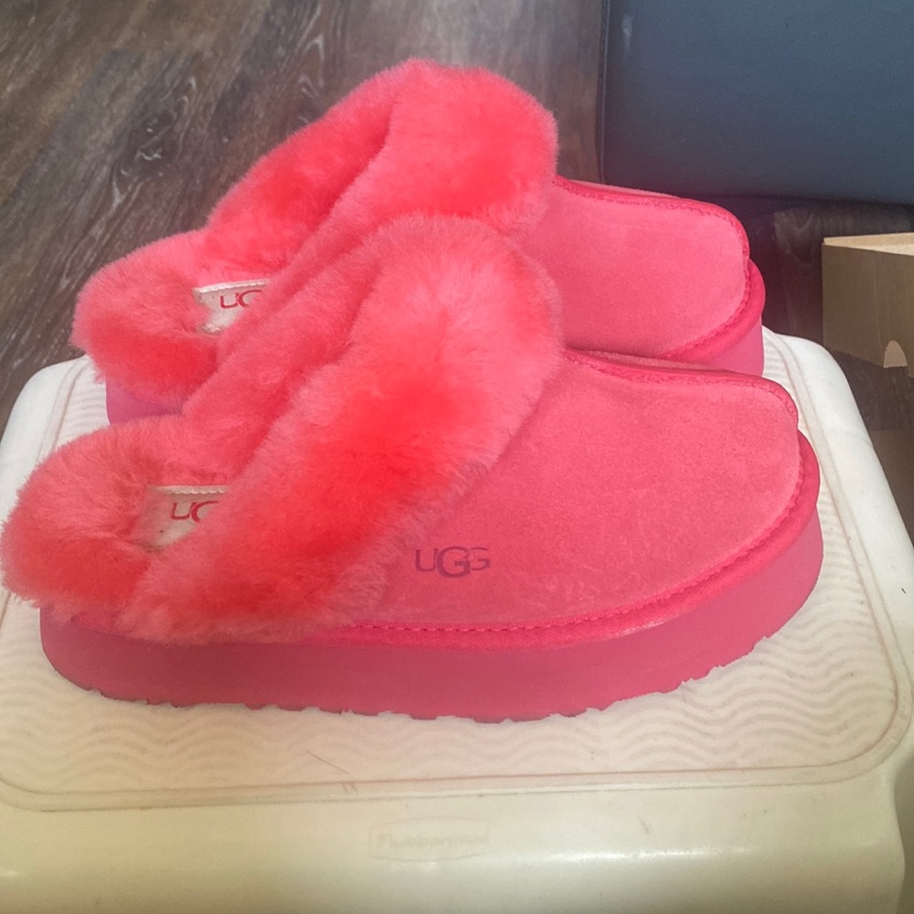 Ugg Slides, Pink size 6, new with box.